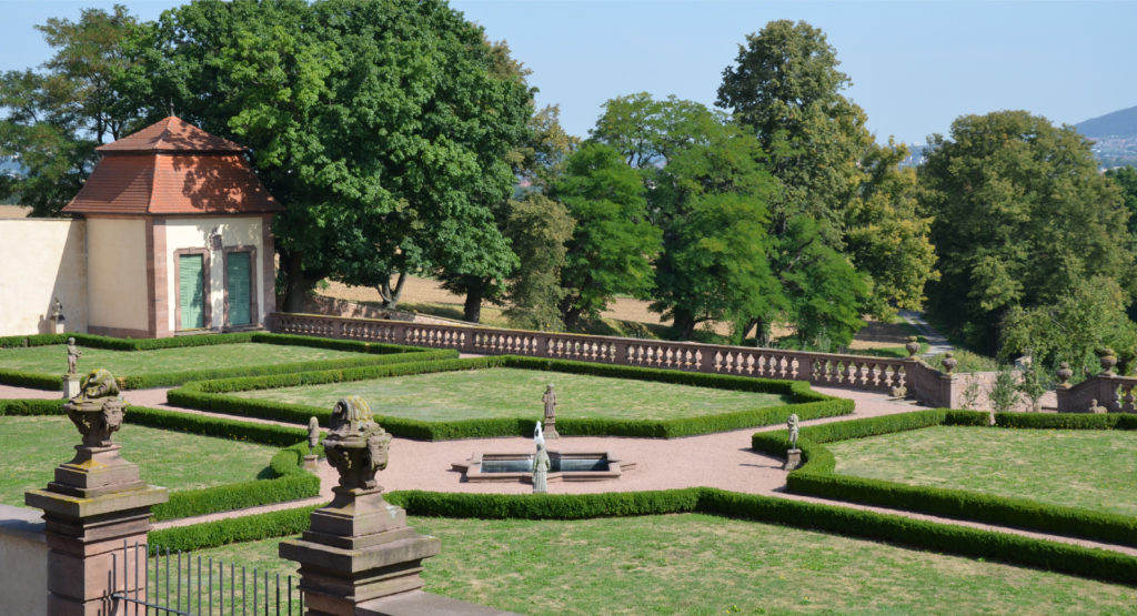 Geometrisch-Barocke  Gartenanlage mit ebenso barocken Nutzgebäuden und Skulpturen der Propstei Johannesberg.